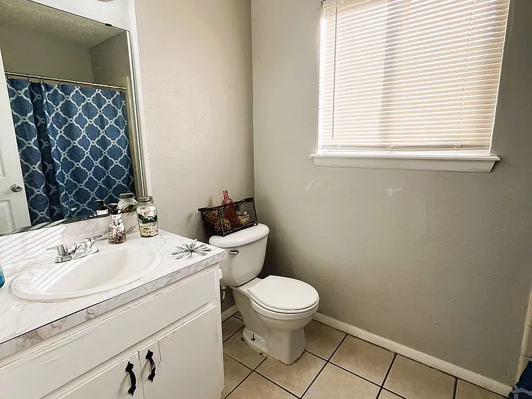824 NW 8th St — Photo 8