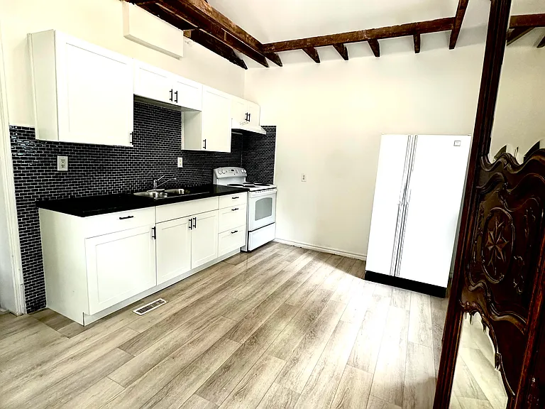 107 Erie Ave #1 — Photo 3