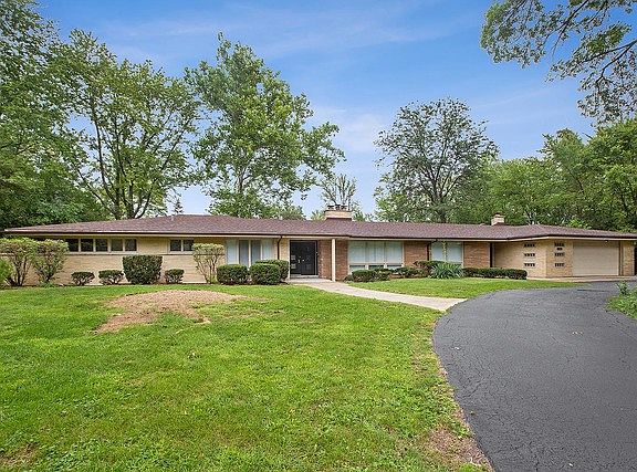 2nd image of 41 Graymoor Ln