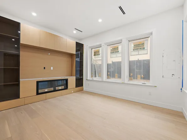 5115 Buxton St #3, Burnaby, BC V5H 1J2