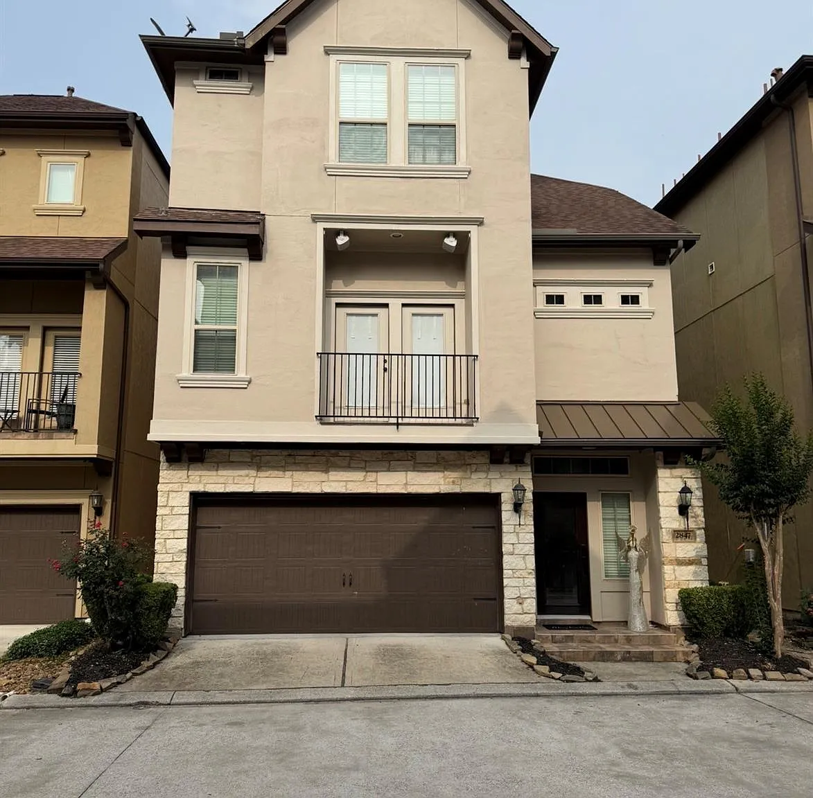 3 bed, 3.5 bath, 2807 sqft, $2,600 — Photo 1