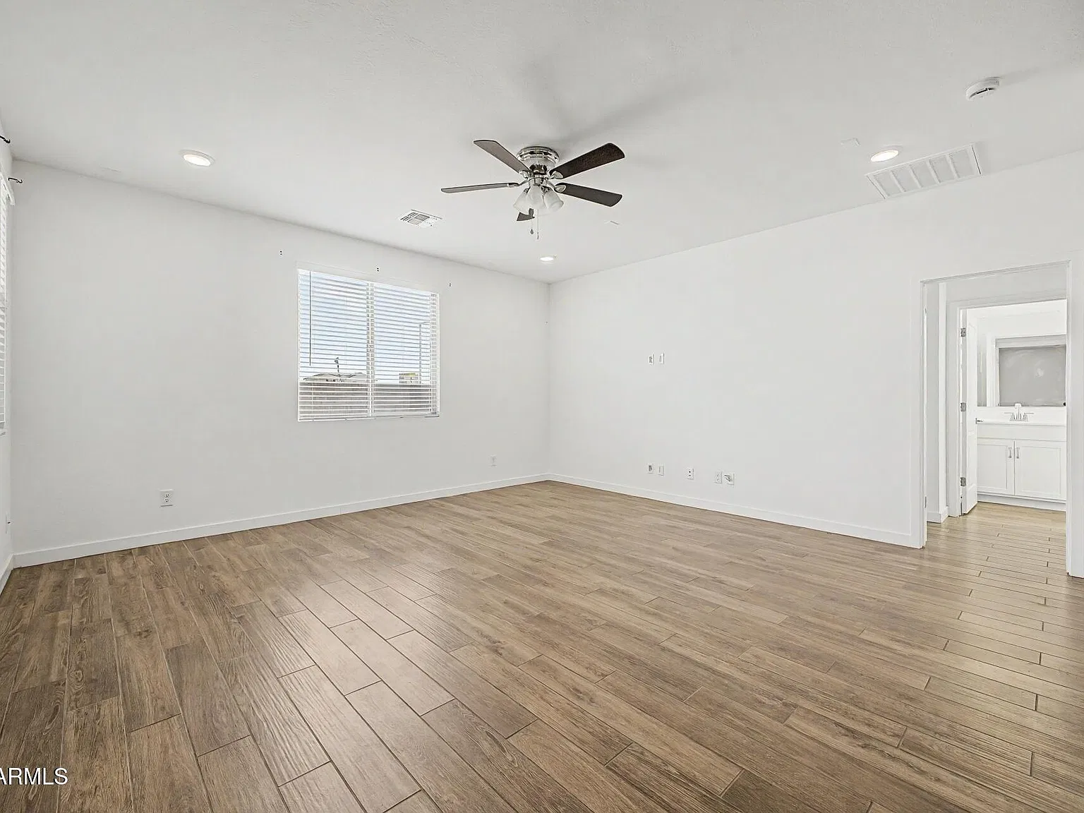 6 bed, 5.0 bath, 3045 sqft, $3,700 — Photo 4