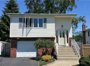 50 Lenox St, Lindenhurst, NY 11757