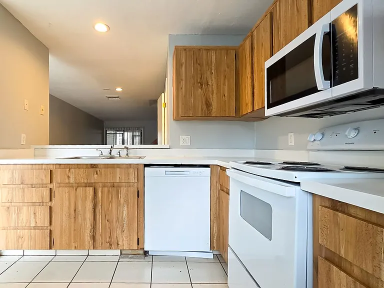 6210 SW 8th Ln — Photo 5