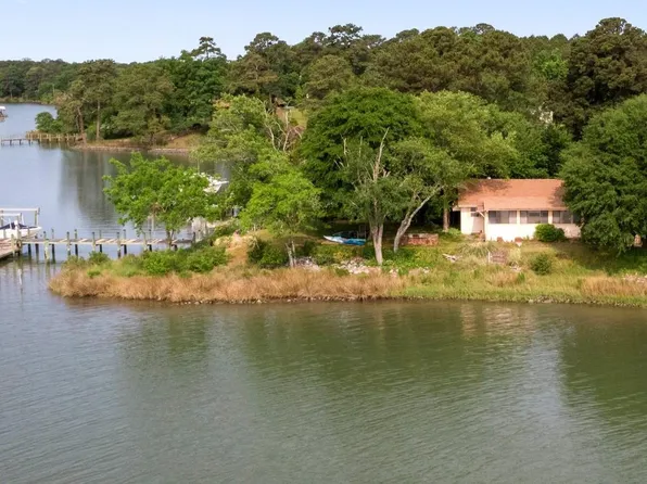 90 Bradley Ln, Topping, VA 23169