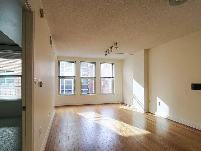 915 E St NW #802 — Photo 3