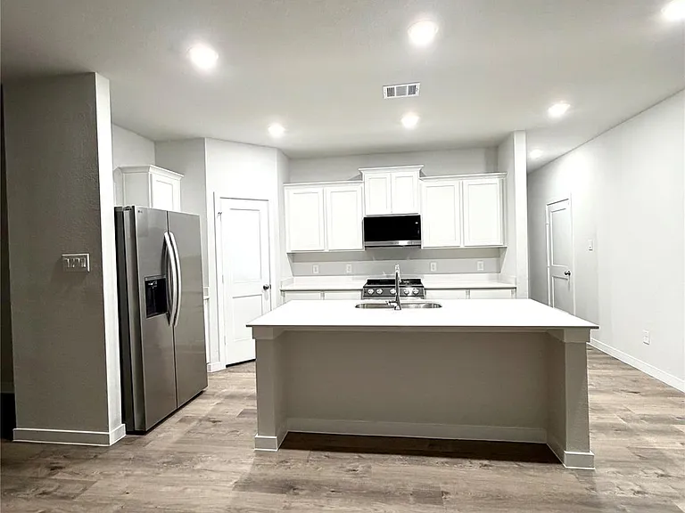 533 Shoreview Dr — Photo 2