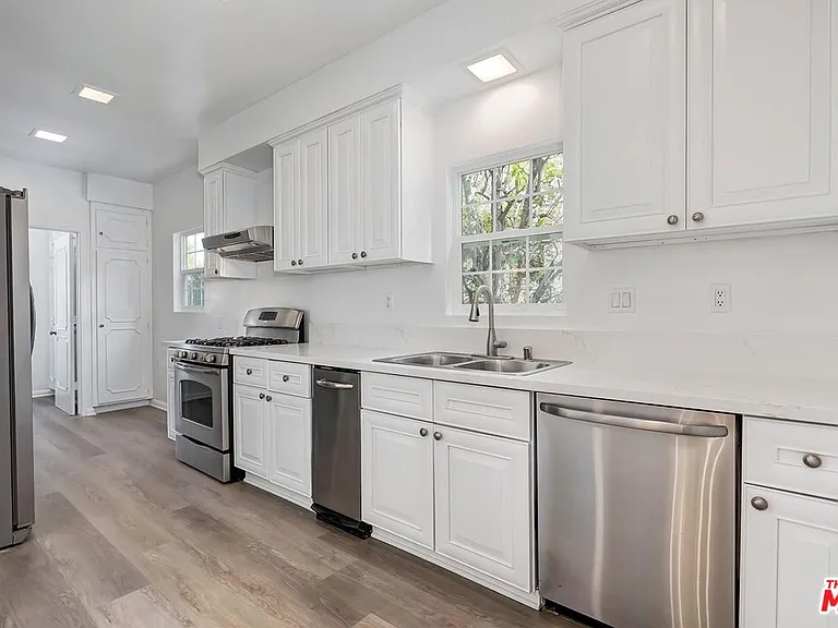 212 N Palm Dr — Photo 4