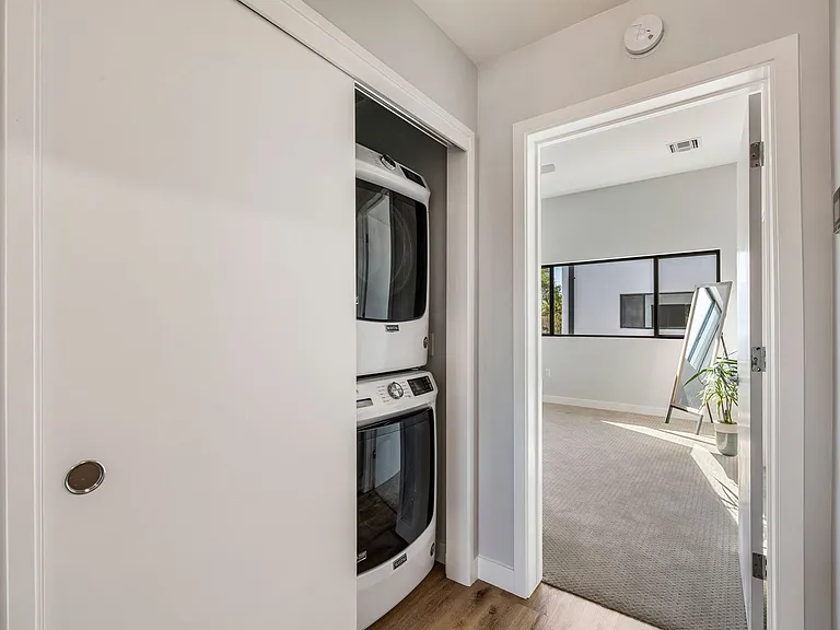 1645 E Cheery Lynn Rd — Photo 11