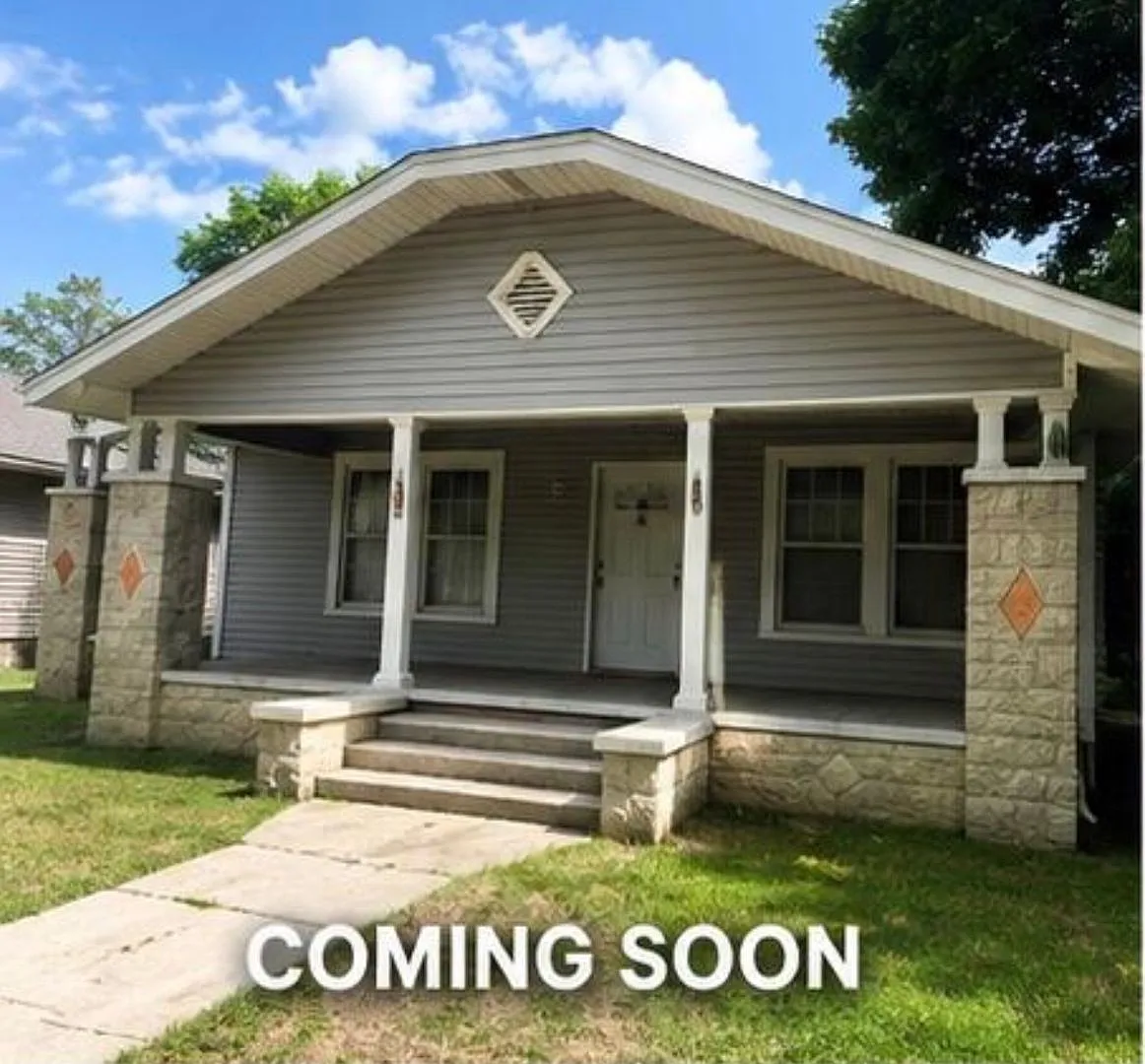 Completely Renovated 3 Bedroom / 2 Bathroom Home Section 8 Vouchers welcome — Photo 1