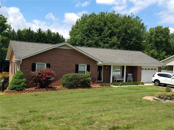 159 Cedar Knoll Dr, Mount Airy, NC 27030