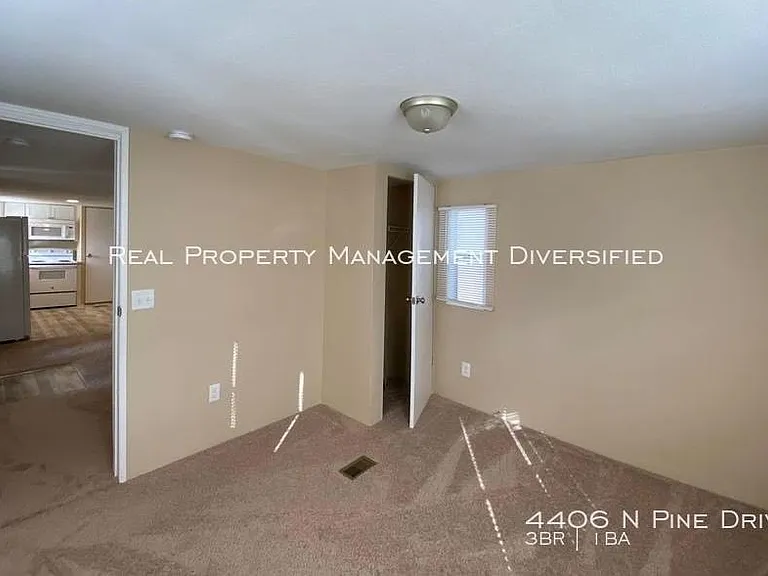 4406 N Pine Dr — Photo 11