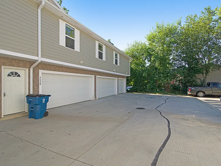 2629 Redwood Ave — Photo 2