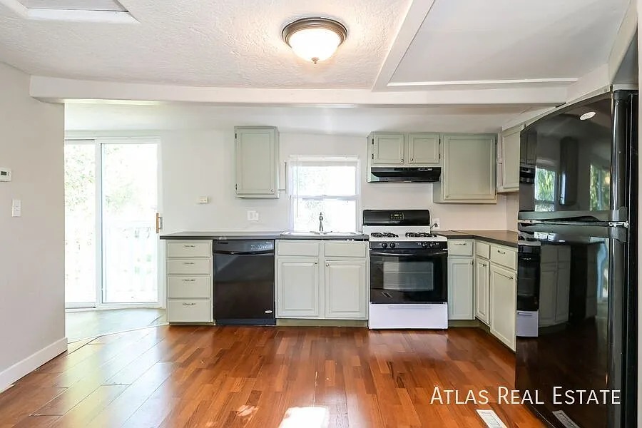 1-Bedroom 1 Bath Cottage Apartment Near Olde Town Arvada! — Photo 4