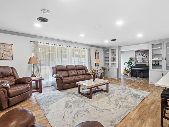 4th image of 2106 Ridgewood Dr