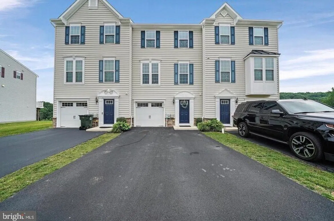 3 bed, 2100 sqft, $3,200 — Photo 1