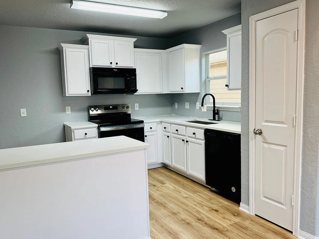 3 bed, 2.0 bath, 1330 sqft, $1,650 — Photo 3