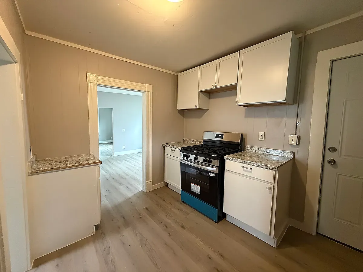 4 bed, 1400 sqft, $2,400 — Photo 2