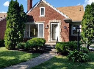 20607 Lochmoor St, Harper Woods, MI