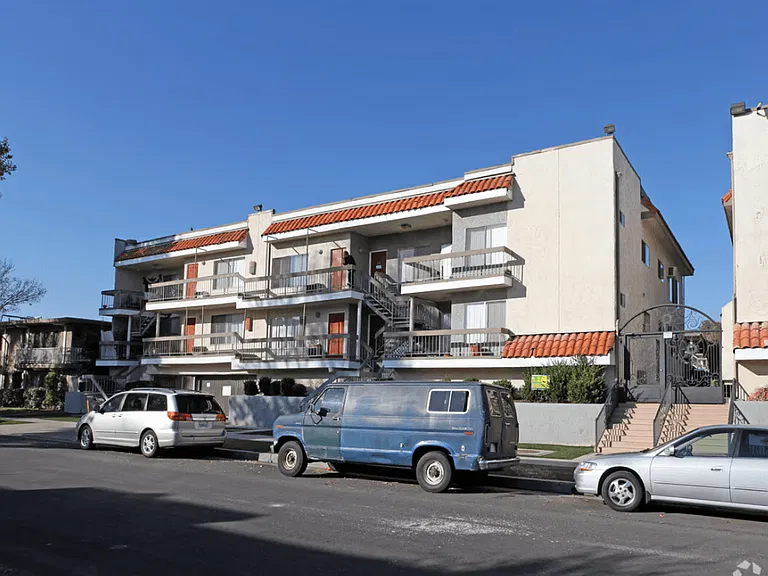 Saticoy Gardens — Photo 3