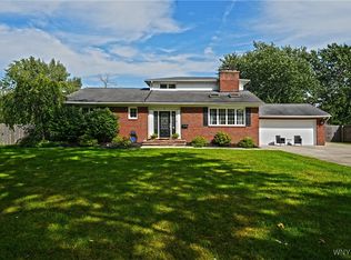 76 E Maplemere Rd, Williamsville, NY 14221