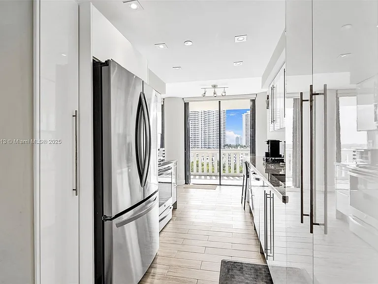 3000 Island Blvd #903 — Photo 20