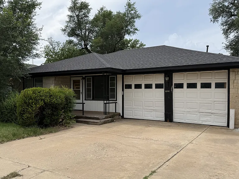 1115 Mary Ellen St — Photo 2