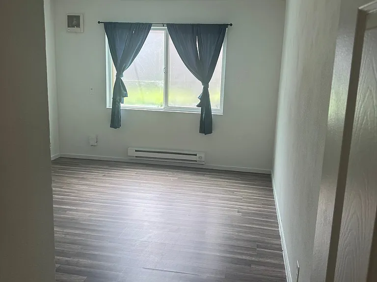 723-721 Menker Ave #2 — Photo 8