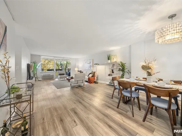 200 Grand Cove Way APT 3G, Edgewater, NJ 07020