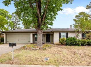 1109 N Thornbush Cir, Arlington, TX 76013