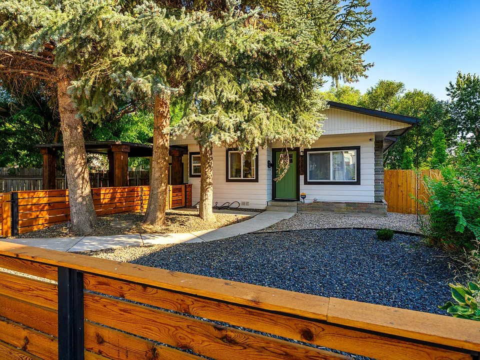 2215 W Kootenai St