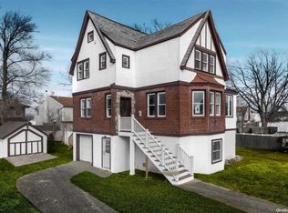 1 Baker Ct, Island Park, NY 11558