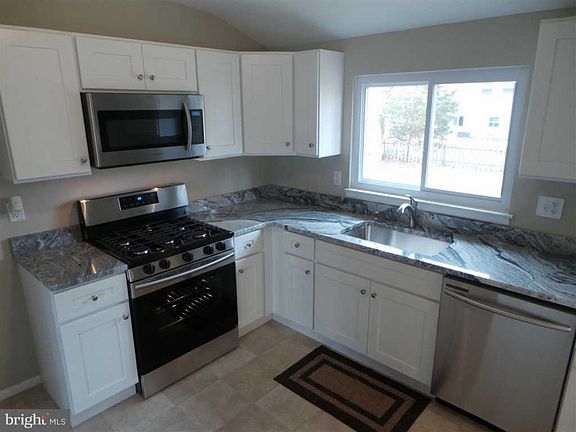 5th image of 384 Morton Ave
