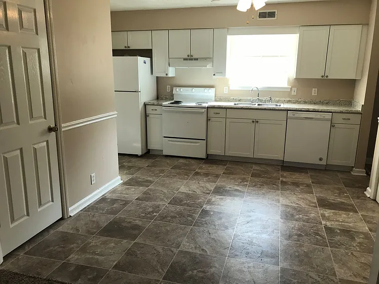 2563 Carriage Dr #B — Photo 3