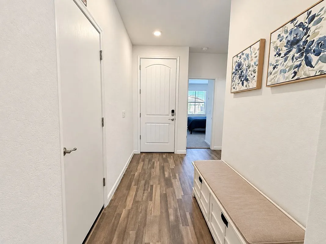 5 bed, 3.5 bath, 1939 sqft, $2,500 — Photo 2