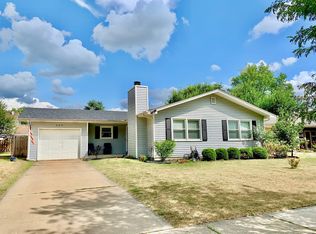 209 Larchwood Ln, North Aurora, IL 60542