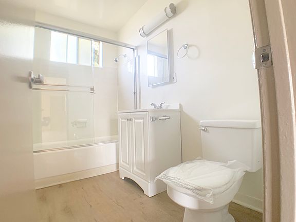 4th image of 12616 Caswell Ave #4