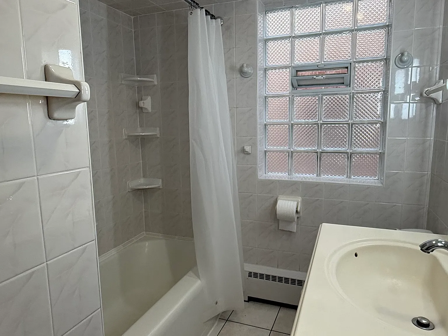 3 bed, 1200 sqft, $2,100 — Photo 4