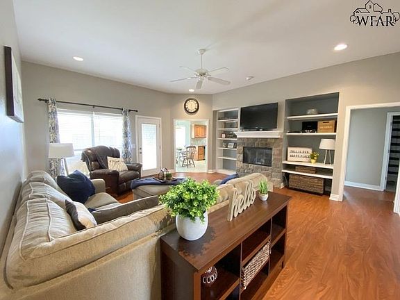 3rd image of 1133 Regency Dr