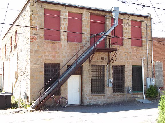 5th image of 518 Broadway St