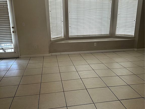 5th image of 692 Gateway Cir