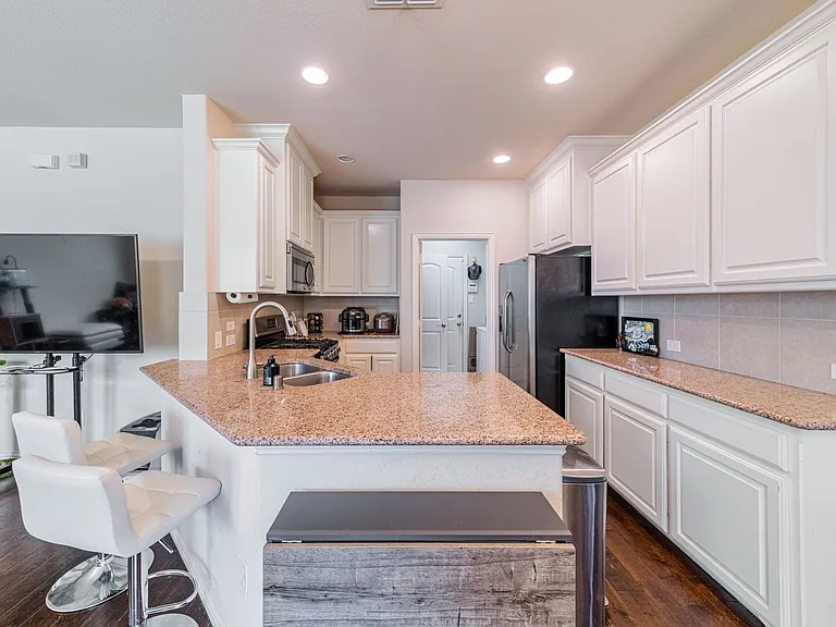 534 Alexandra Ave — Photo 3