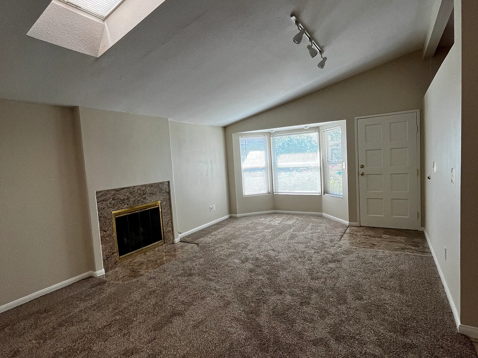 3 bed, 1300 sqft, $3,600 — Photo 2