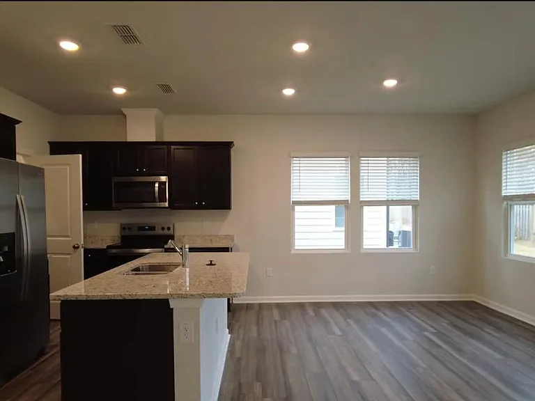 806 McKenzie Park Ter — Photo 36