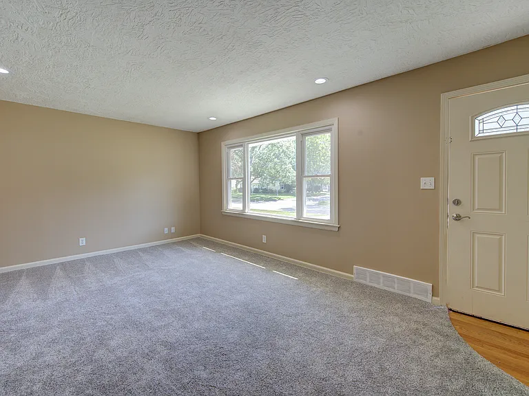6604 N Campbell St — Photo 2