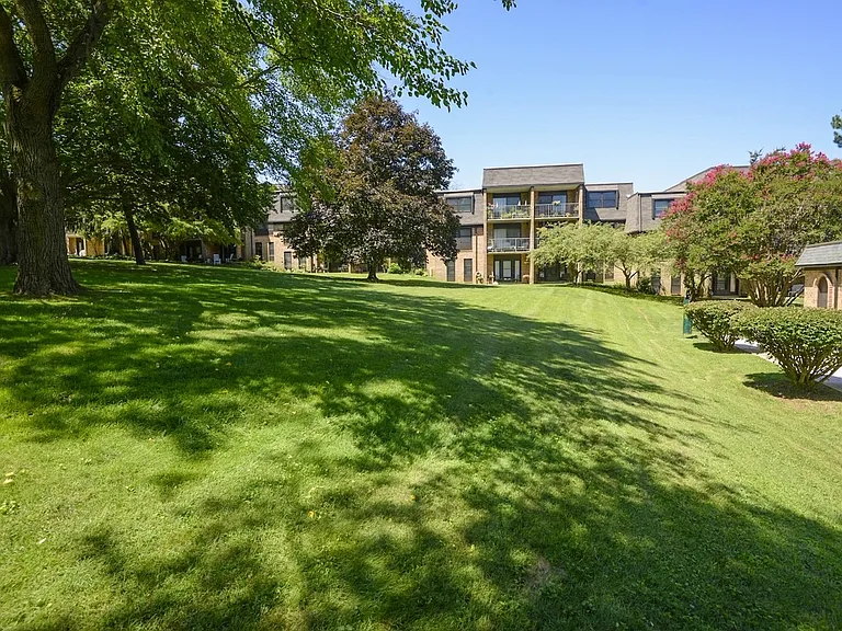 Charlesgate Apartments — Photo 23