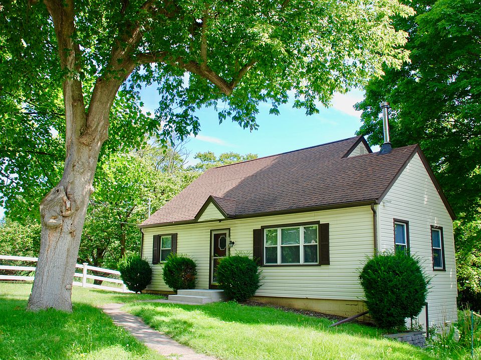 Single Family 4 bedroom and 2 full bath Cape Cod in Webster Schools