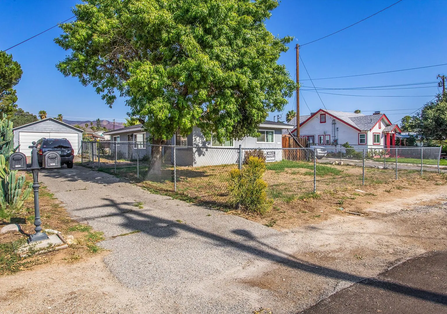2 bedroom Duplex with Huge yard! — Photo 2