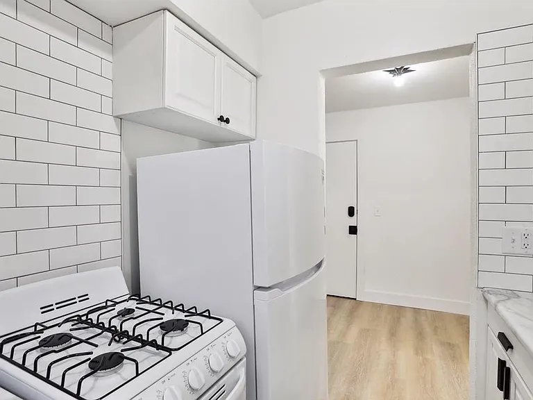 2700 Garfield Ave S #101 — Photo 8