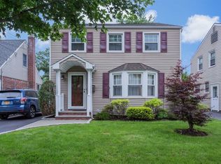 186 White Rd, Mineola, NY 11501